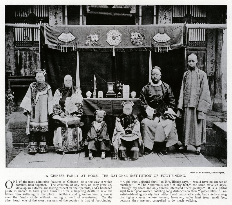 Een Chinese familie thuis, de Nationale Instelling voor Voetbinding door European Photographer
