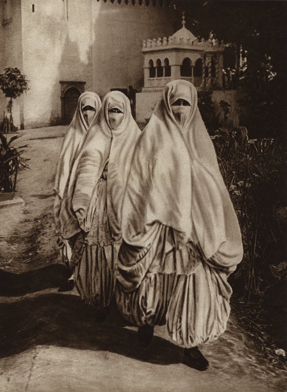 Algiers, Vrouwen aan de wandel door European Photographer