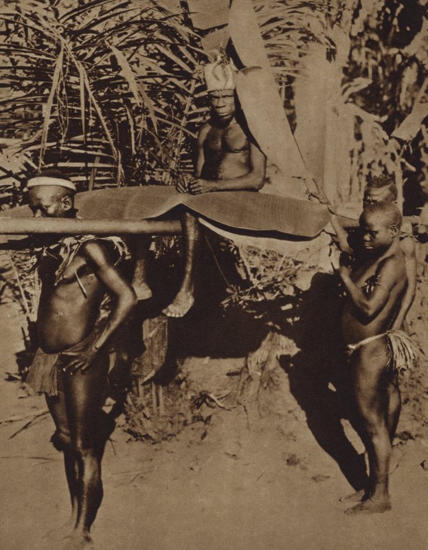Hoofd van een Afrikaanse Pygmeeënstam wordt gedragen op een draagstoel (zw/w foto) door European Photographer