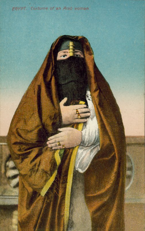 Egypte, Kostuum van een Arabische vrouw (ingekleurde foto) door European Photographer