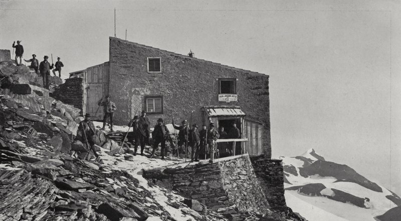 Erzherzog Johann-Hütte, tegen het Wiesbachhorn (zwart-wit foto) door European Photographer