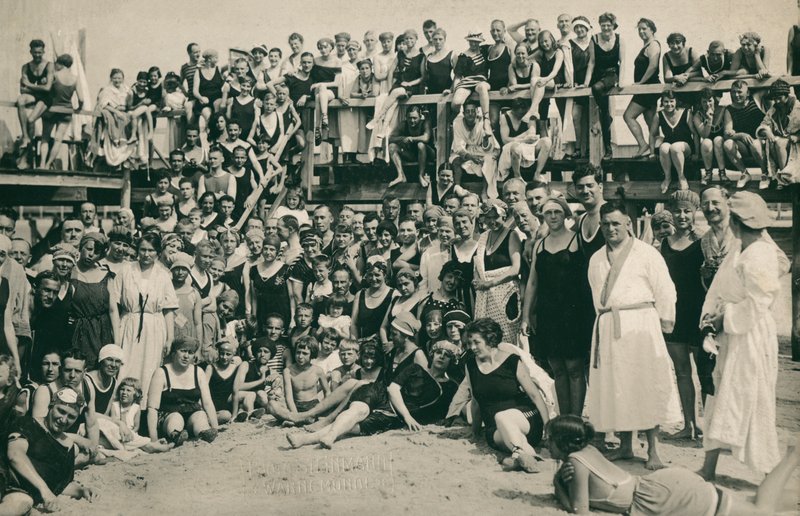 Grote groep mensen aan zee (z/w foto) door European Photographer