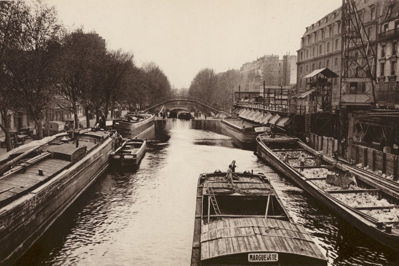 Parijs: Les peniches sur le Canal St-Martin; De pinaces op het "Canal St-Martin" (z/w foto) door European Photographer