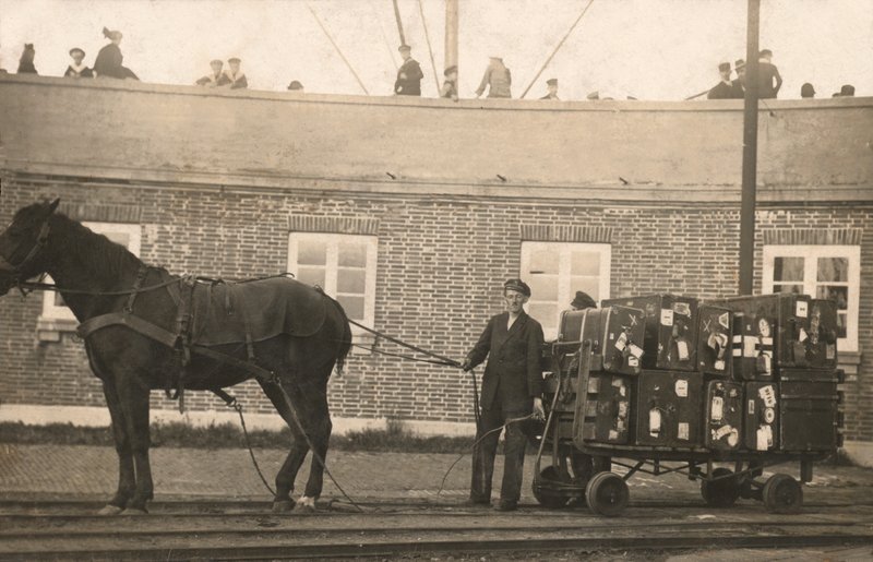 Portier met een door paarden getrokken bagagetrolley bij de dokken door European Photographer