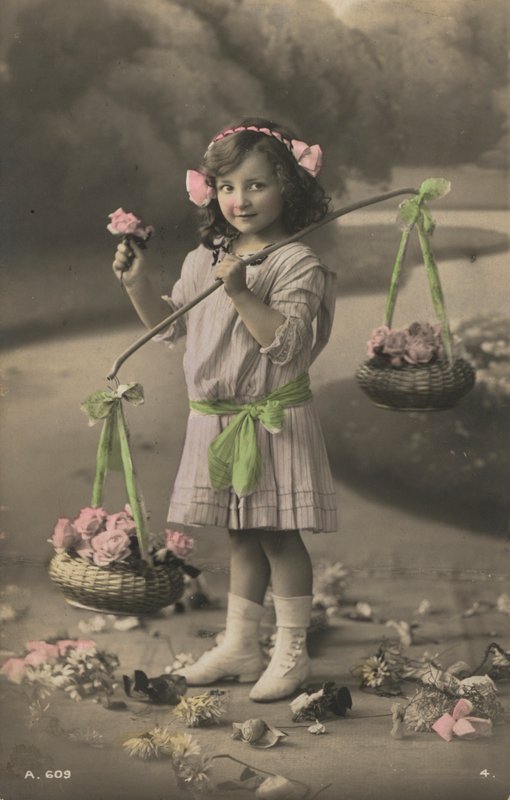 Portret van een jong meisje met manden bloemen door European Photographer