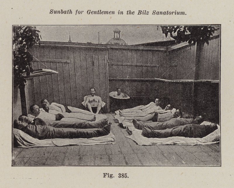 Zonnebad voor heren in het Bilz Sanatorium door European Photographer