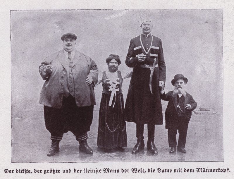 De dikste, langste en kortste mannen ter wereld, en een bebaarde dame (zw/w foto) door European Photographer