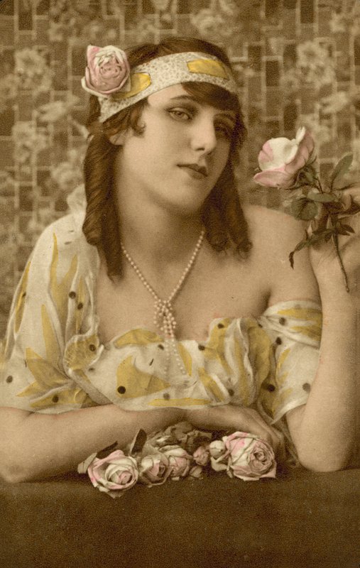 Vrouw poseert met bloemen (gekleurde foto) door European Photographer