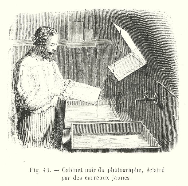 Zwarte kamer van de fotograaf, verlicht door gele ruiten (gravure) door European School