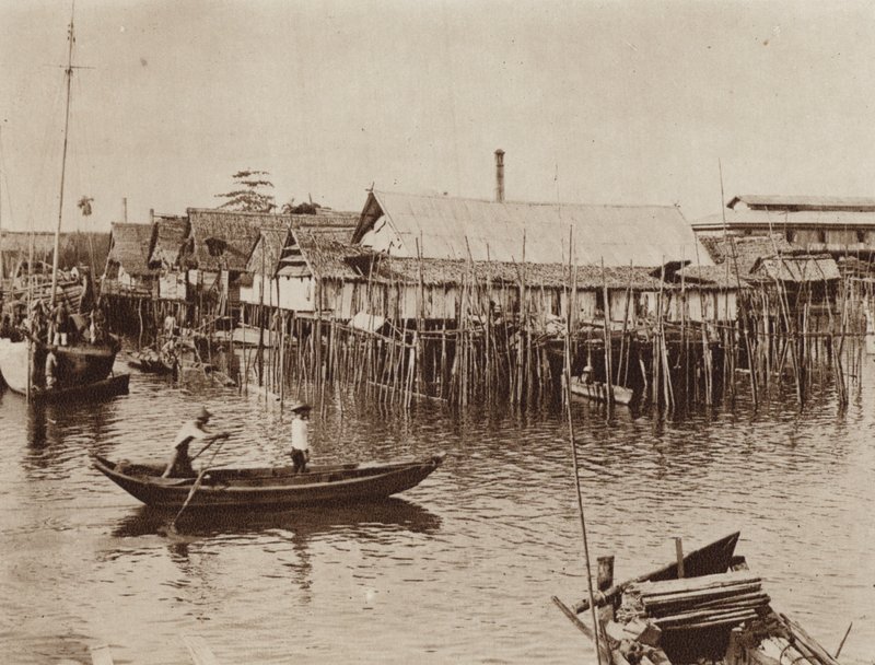 Vissershuizen gebouwd op palen boven water, Singapore door Ewing Galloway