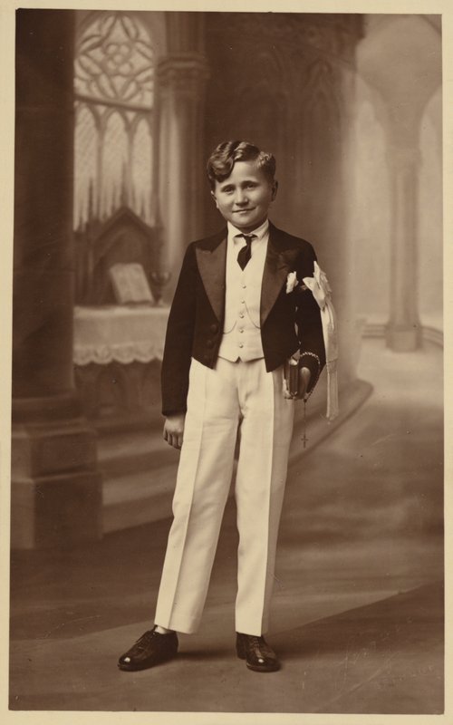 Jongen bij eerste communie door French Photographer
