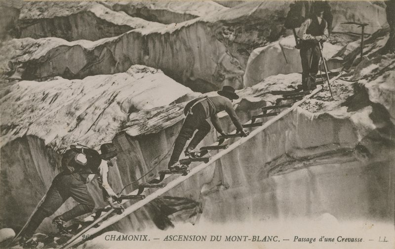 Chamonix - de beklimming van de Mont Blanc. Klimmers die een spleet passeren door French Photographer