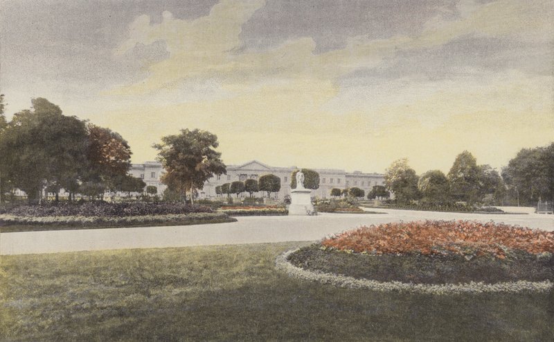 Compiegne, gevel van het paleis aan het kleine park door French Photographer