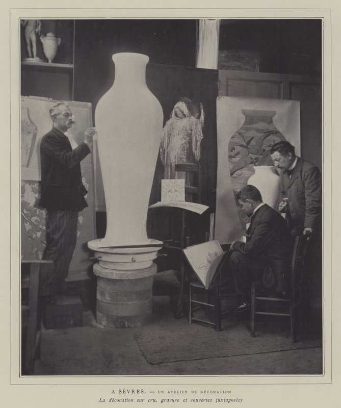 Decoratiewerkplaats in de Sèvres porseleinfabriek, Frankrijk door French Photographer