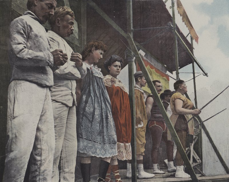 Kermisartiesten op het podium door French Photographer