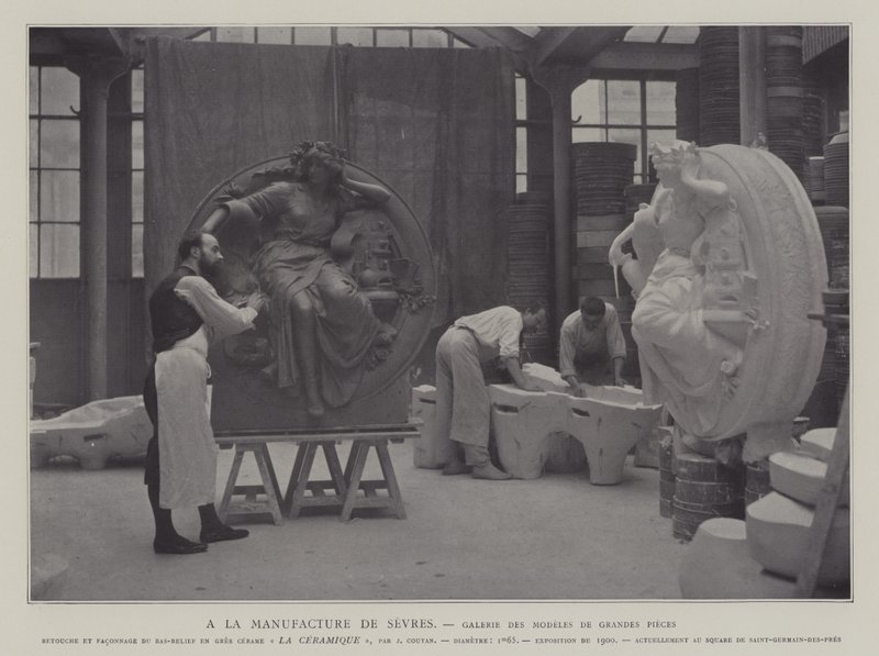 Galerij van grote stukken in de porseleinfabriek van Sèvres, Frankrijk door French Photographer