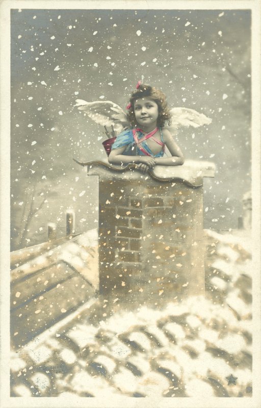 Meisjesengel komt uit schoorsteenpot in de sneeuw door French Photographer
