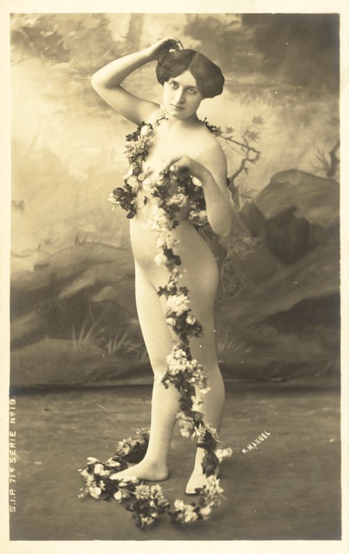 Meisje in bodystocking houdt bloemenkrans vast door French Photographer