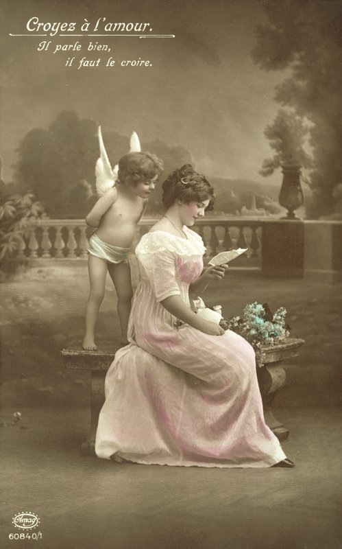 Meisje dat een liefdesbrief leest, met Cupido die over haar schouder kijkt door French Photographer
