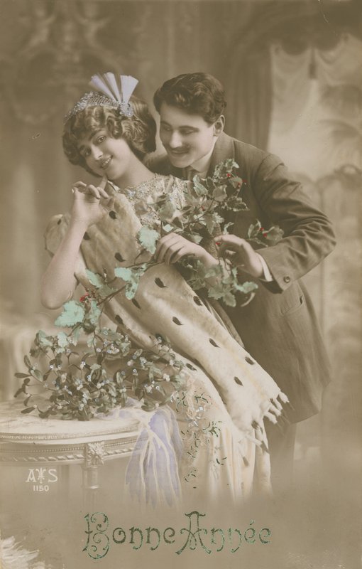 Nieuwjaarskaart met romantisch stel met maretak, 1913 door French Photographer
