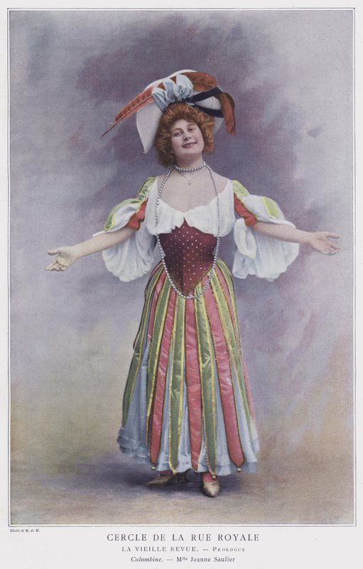 Jeanne Saulier als Colombine in La Vieille Revue door French Photographer