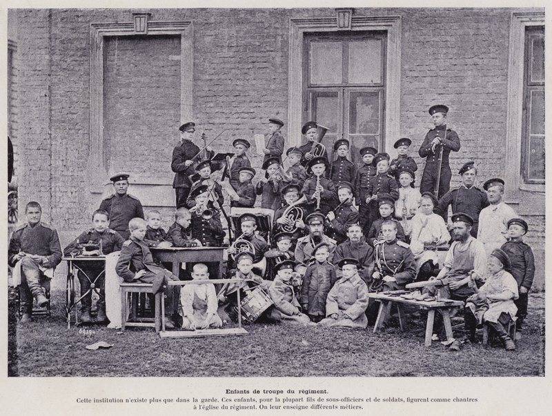 Het Russische Leger: Kinderen van het Regiment (zwart-wit foto) door French Photographer