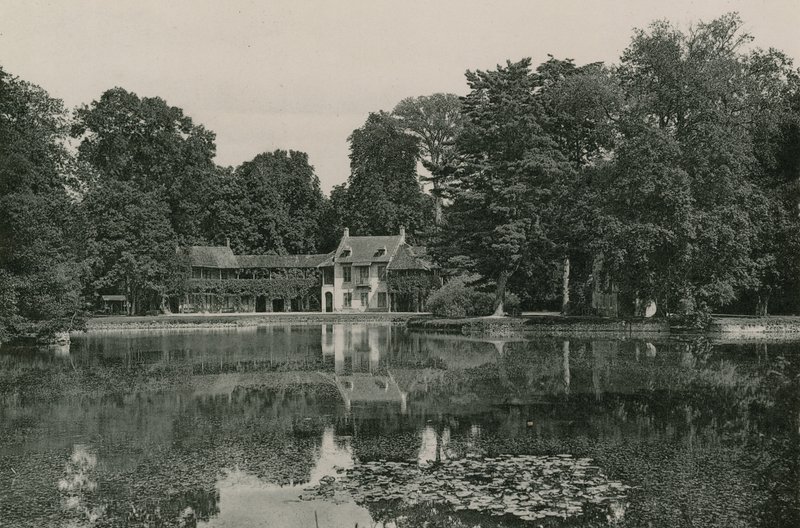 La Maison de la Reine (fotogravure) door French Photographer