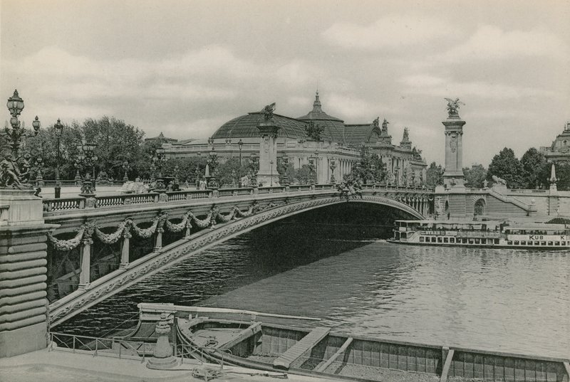 Le Pont Alexandre III et le Grand Palais (fotogravure) door French Photographer