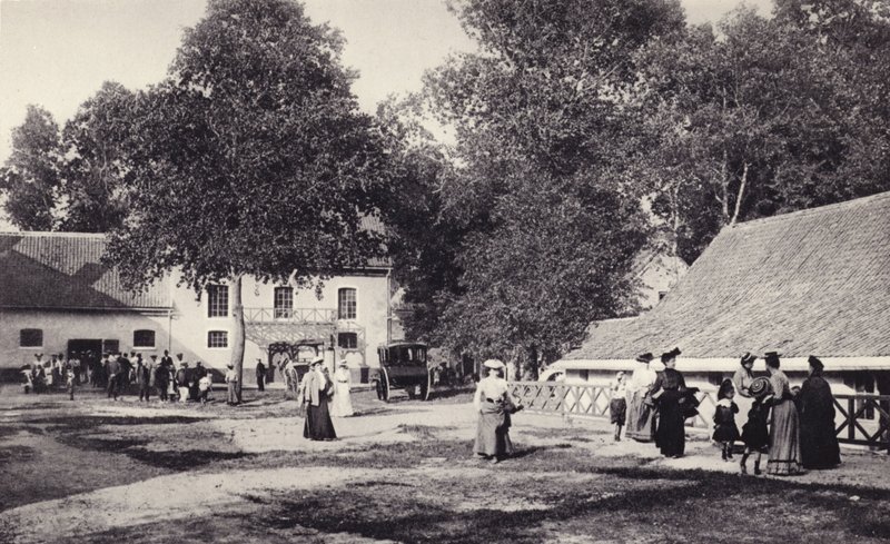 Le Touquet, de schuren en stallen enz., die in 1903 werden ingericht om gasten te ontvangen in wat het eerste Hermitage Hotel was door French Photographer