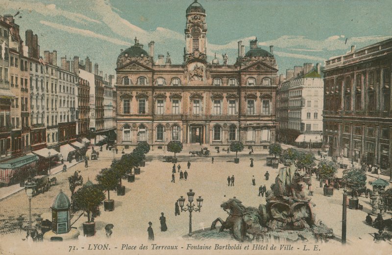 Lyon - Place des Terreaux - Bartholdi-fontein en het stadhuis door French Photographer