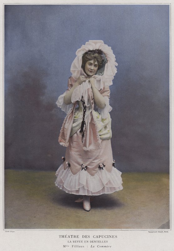 Mademoiselle Filliaux als La Commere in La Revue des Dentelles door French Photographer