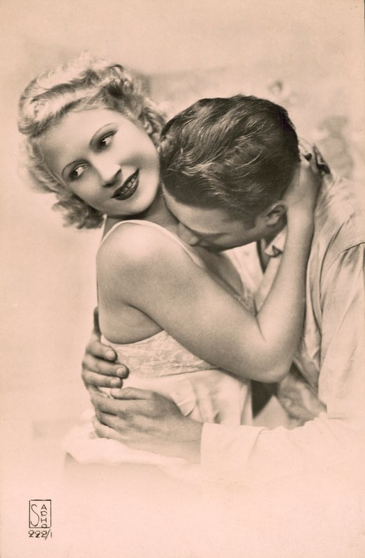 Man omhelst vrouw en kust haar borst (z/w foto) door French Photographer