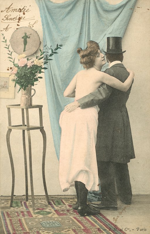 Man met hoge hoed met arm om halfgeklede vrouw door French Photographer