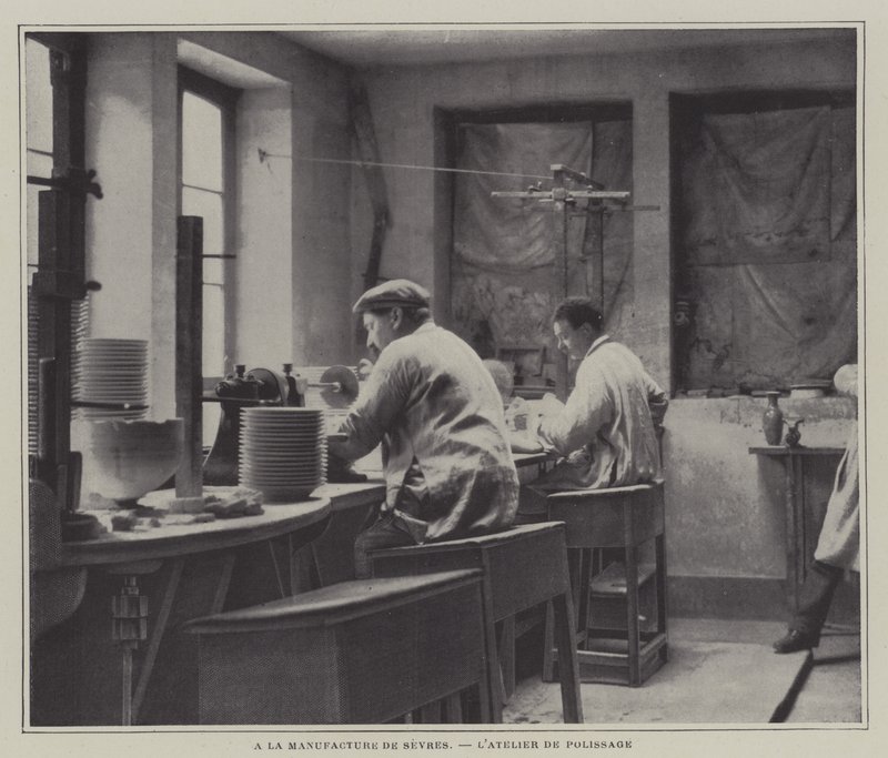 Polijstwerkplaats in de Sevres porseleinfabriek, Frankrijk door French Photographer