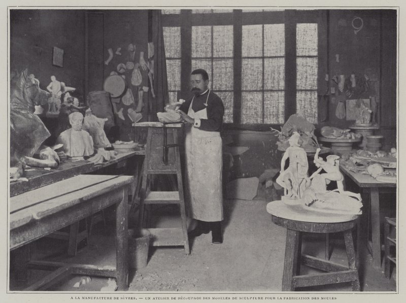 Voorbereiden van mallen in een werkplaats in de porseleinfabriek van Sèvres, Frankrijk door French Photographer