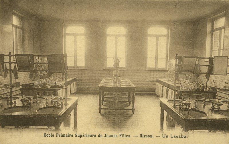 Basisschool badkamer, Hirson door French Photographer