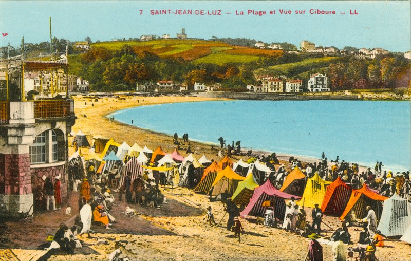 Saint-Jean-de-Luz, het strand en uitzicht op Ciboure door French Photographer