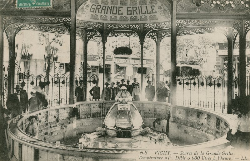 Bron van de Grand Grille bron in Vichy. Ansichtkaart verzonden in 1913 door French Photographer