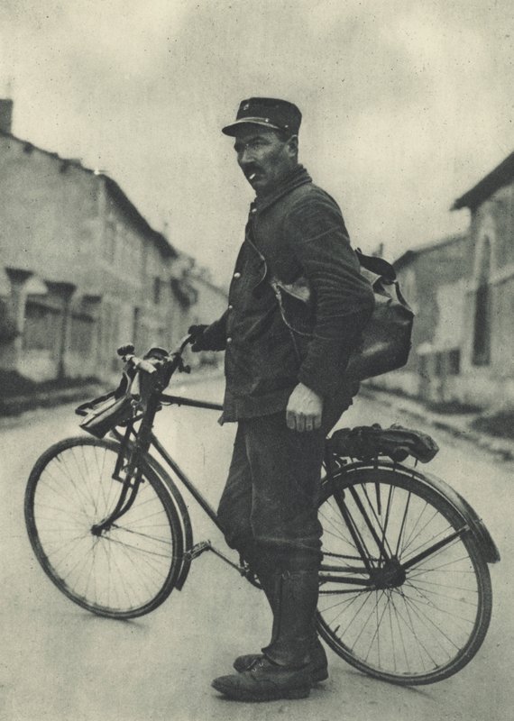 Deze Franse postbode vindt zijn fiets erg handig door French Photographer