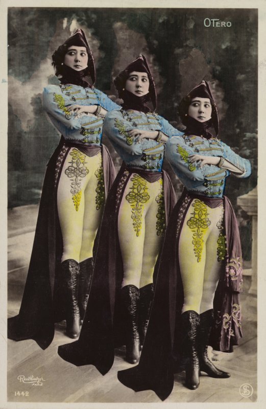 Drie identieke vrouwen door French Photographer