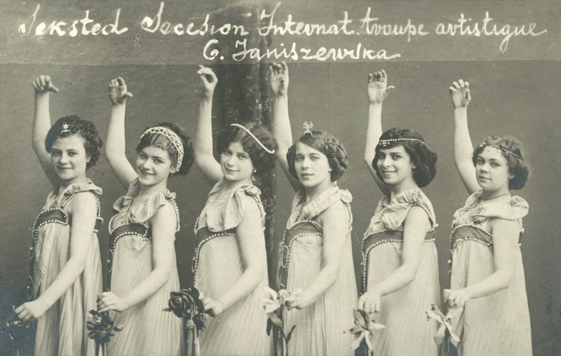 Groep jonge vrouwelijke dansers, glimlachend door French Photographer