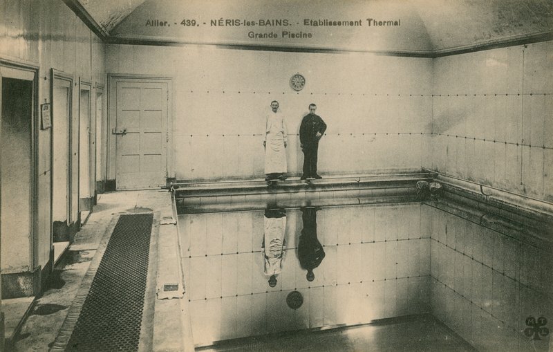 Twee mannen in de thermale baden van Neris les Bains in Frankrijk. Ansichtkaart verzonden in 1913 door French Photographer