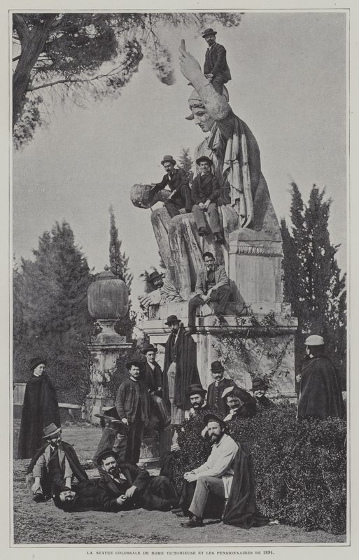 Bezoekers bij het standbeeld van Rome Victorious door French Photographer