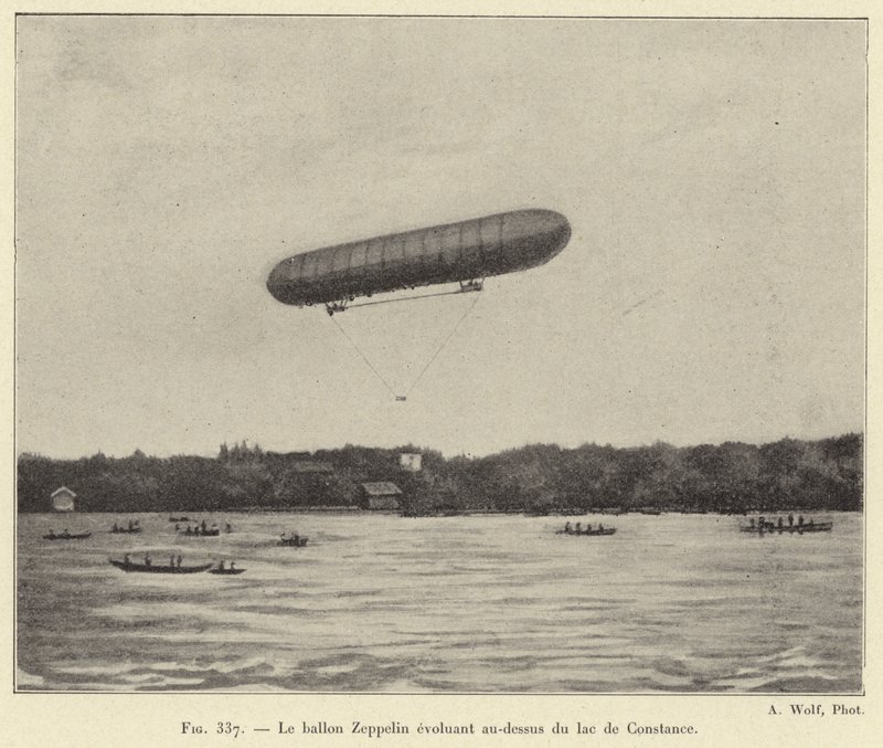 De Zeppelin-luchtballon evolueert boven het Bodenmeer door French School