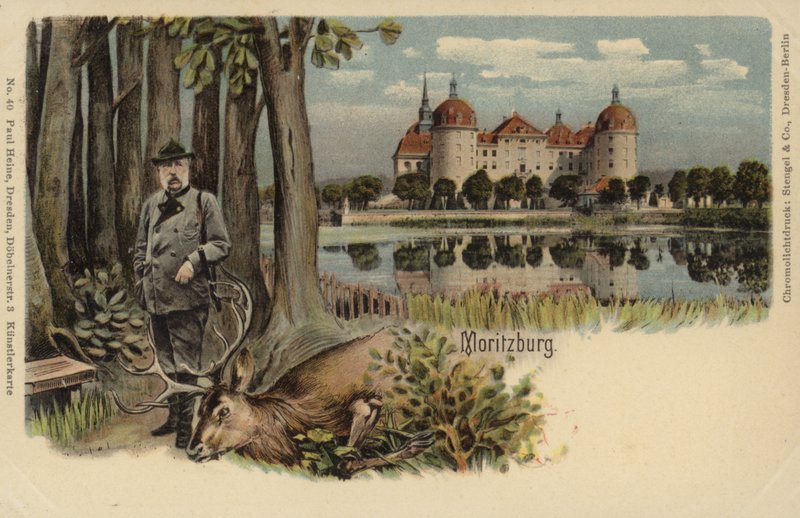 Ansichtkaart met een man met een geschoten hert met het kasteel van Moritzburg op de achtergrond door German School