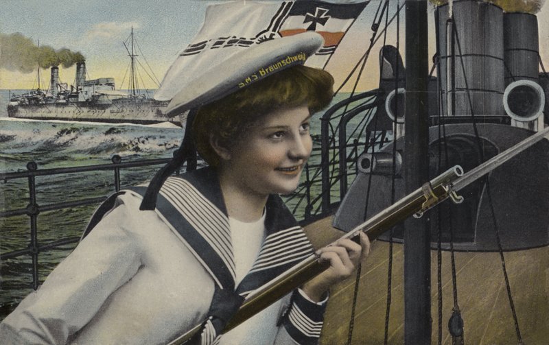 Vrouw in het uniform van een matroos van het Duitse slagschip Braunschweig door German School