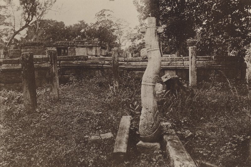 Verwoeste steden van Ceylon: Curieuze afgeronde kolom en ruïnes door Henry W. Cave