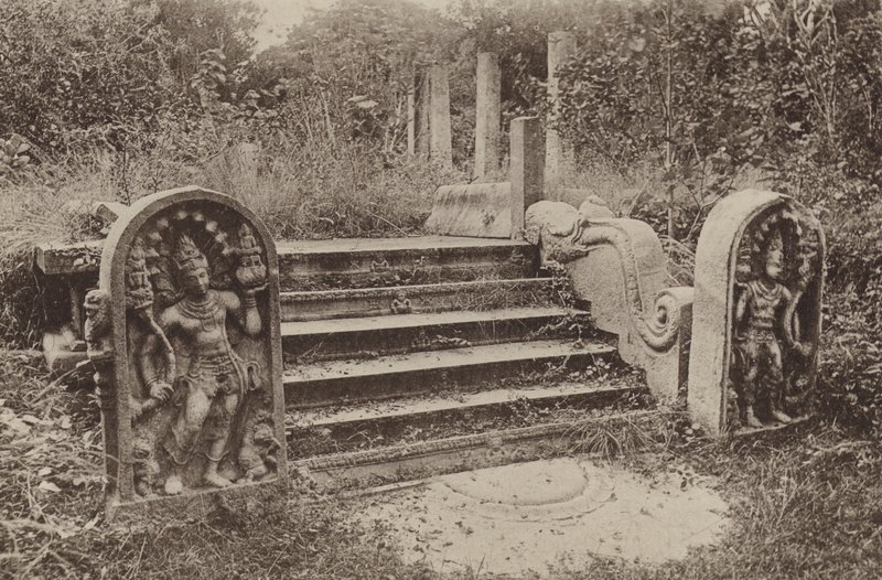 Verwoeste Steden van Ceylon: Maansteen, Bewakersstenen en Trappen door Henry W. Cave