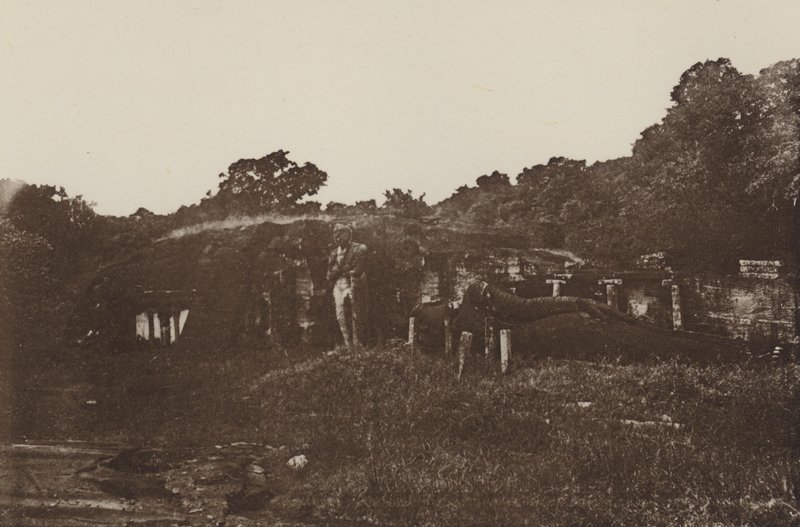 Verwoeste Steden van Ceylon: Rots Tempel bij Polonnaruwa door Henry W. Cave