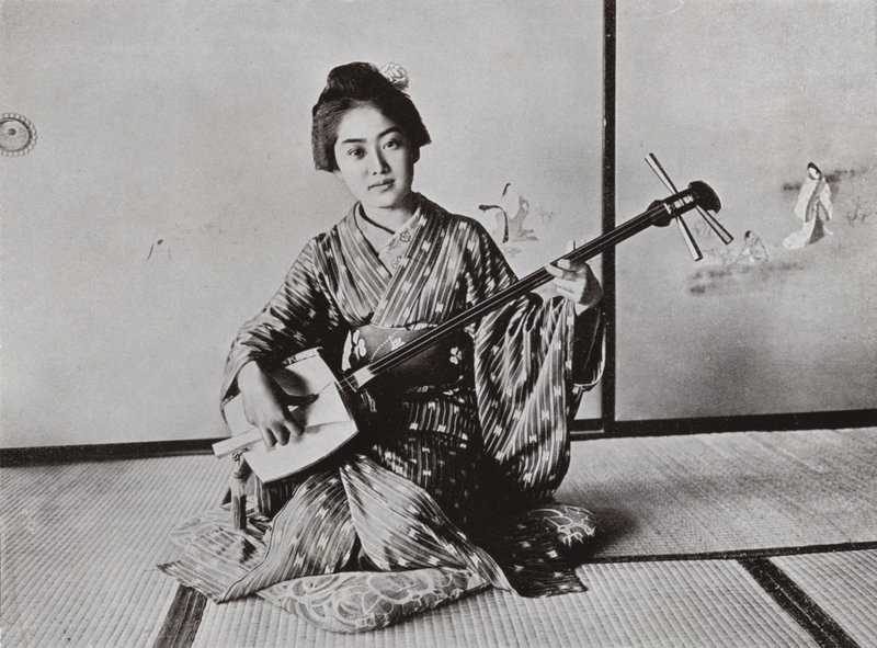 Een Geisha die de Samisen speelt door Herbert Ponting